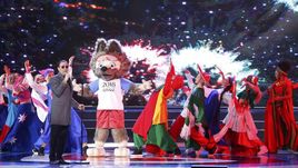 Суббота. Казань. Григорий ЛЕПС (слева) на церемонии жеребьевки Кубка конфедераций.