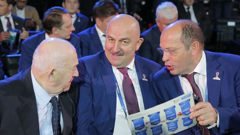 Первый вице-президент РФС Никита СИМОНЯН, главный тренер сборной России Станислав ЧЕРЧЕСОВ и президент РФПЛ Сергей ПРЯДКИН (слева направо). Фото REUTERS Первый вице-президент РФС Никита СИМОНЯН, главный тренер сборной России Станислав ЧЕРЧЕСОВ и президент РФПЛ Сергей ПРЯДКИН (слева направо). Фото REUTERS
