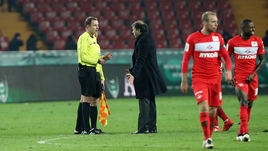 Суббота. Грозный. "Терек" - "Спартак" - 0:1. Рашид РАХИМОВ (справа) и судья Виталий МЕШКОВ.