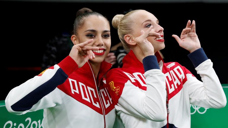 Серебряный призер Яна КУДРЯВЦЕВА (справа) и олимпийская чемпионка Рита МАМУН. Фото AFP Серебряный призер Яна КУДРЯВЦЕВА (справа) и олимпийская чемпионка Рита МАМУН. Фото AFP