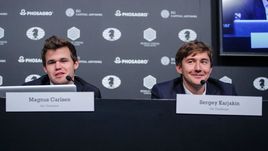 Магнус КАРЛСЕН (слева) и Сергей КАРЯКИН.