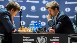 Среда. Нью-Йорк. Сергей КАРЯКИН (слева) и Магнус КАРЛСЕН.