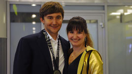 Сегодня. Шереметьево. Сергей КАРЯКИН и его супруга Галия.