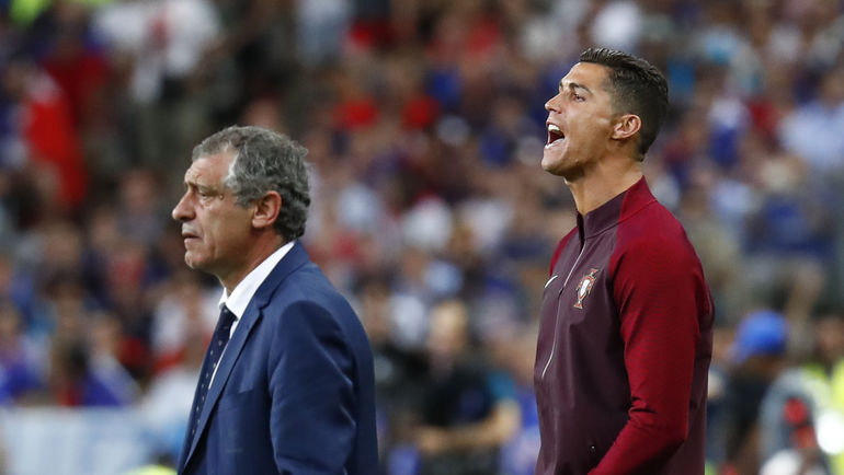 Криштиану РОНАЛДУ (справа) и главный тренер сборной Португалии Фернанду САНТУШ. Фото AFP Криштиану РОНАЛДУ (справа) и главный тренер сборной Португалии Фернанду САНТУШ. Фото AFP