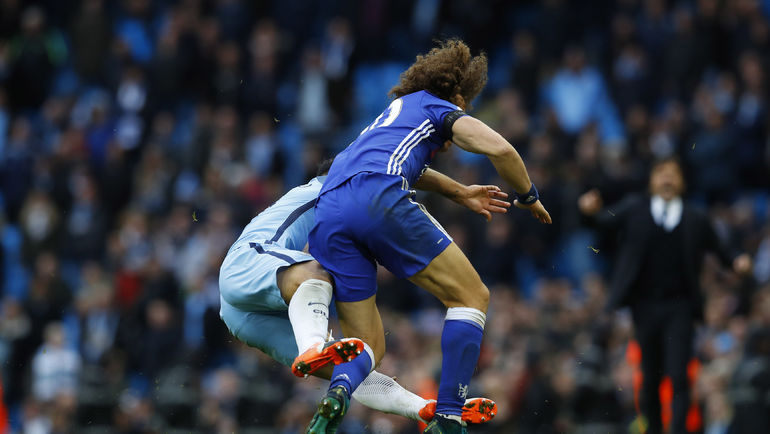 Серхио АГУЭРО врезается в ДАВИДА ЛУИЗА - и это приведет к потасовке на поле. Фото REUTERS Серхио АГУЭРО врезается в ДАВИДА ЛУИЗА - и это приведет к потасовке на поле. Фото REUTERS