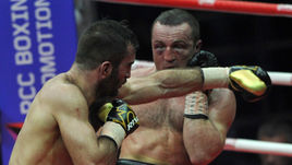 Суббота. Москва. Мурат ГАССИЕВ (слева) побеждает Дениса ЛЕБЕДЕВА.