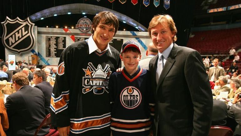 Александр ОВЕЧКИН (слева) и Уэйн ГРЕТЦКИ (справа). Фото НХЛ Александр ОВЕЧКИН (слева) и Уэйн ГРЕТЦКИ (справа). Фото НХЛ