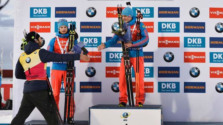 Антон БАБИКОВ (справа) и Максим ЦВЕТКОВ (в центре) принимают поздравления Мартена ФУРКАДА. Фото AFP Антон БАБИКОВ (справа) и Максим ЦВЕТКОВ (в центре) принимают поздравления Мартена ФУРКАДА. Фото AFP