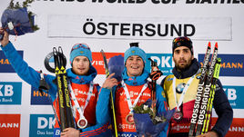 Слева направо: Максим ЦВЕТКОВ, Антон БАБИКОВ и Мартен ФУРКАД на пьедестале после гонки преследования.