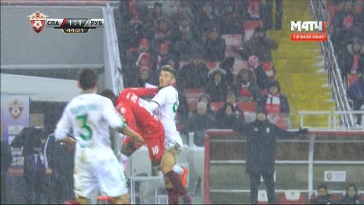 45-я минута. Столкновение Квинси ПРОМЕСА и Тараса БУРЛАКА. 45-я минута. Столкновение Квинси ПРОМЕСА и Тараса БУРЛАКА.