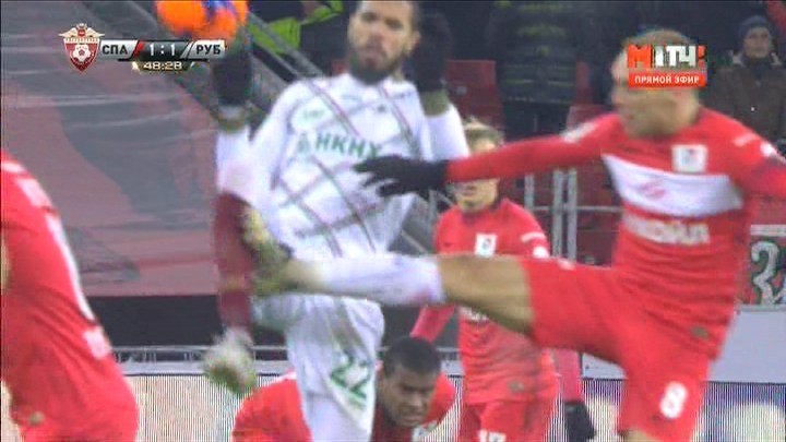 49-я минута. Столкновение Дениса ГЛУШАКОВА и ЖОНАТАСА. 49-я минута. Столкновение Дениса ГЛУШАКОВА и ЖОНАТАСА.