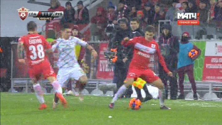 70-я минута. Столкновение Эльмира НАБИУЛЛИНА и Романа ЗОБНИНА. 70-я минута. Столкновение Эльмира НАБИУЛЛИНА и Романа ЗОБНИНА.