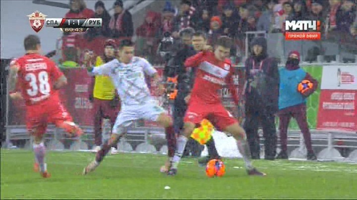 70-я минута. Столкновение Эльмира НАБИУЛЛИНА и Романа ЗОБНИНА. 70-я минута. Столкновение Эльмира НАБИУЛЛИНА и Романа ЗОБНИНА.