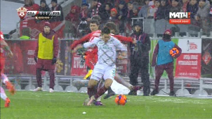 70-я минута. Столкновение Эльмира НАБИУЛЛИНА и Романа ЗОБНИНА. 70-я минута. Столкновение Эльмира НАБИУЛЛИНА и Романа ЗОБНИНА.