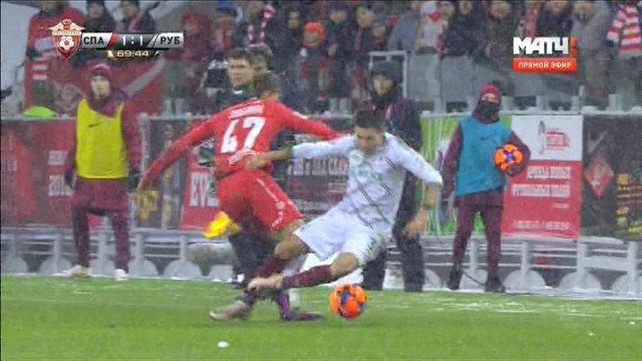 70-я минута. Столкновение Эльмира НАБИУЛЛИНА и Романа ЗОБНИНА. 70-я минута. Столкновение Эльмира НАБИУЛЛИНА и Романа ЗОБНИНА.