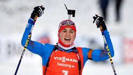 Воскресенье. Эстерсунд. Финиш победителя гонки преследования Антона БАБИКОВА.