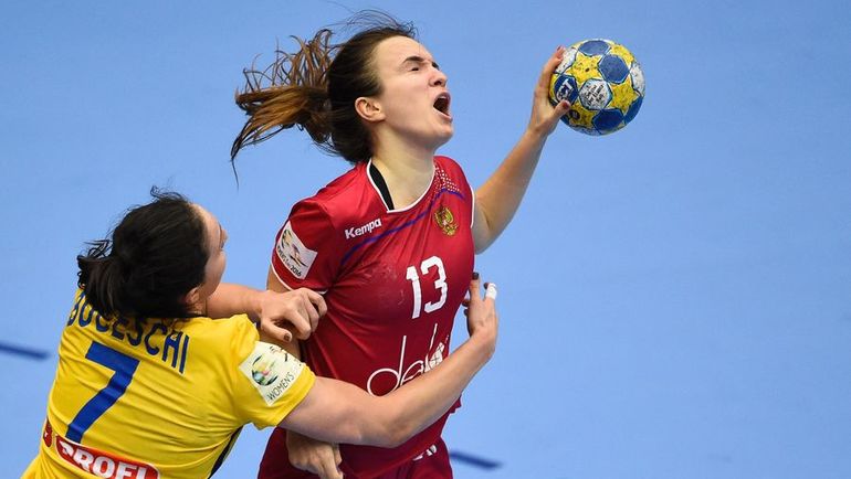 Среда. Хельсинборг. Россия - Румыния - 22:17. Анна ВЯХИРЕВА (№13) и Элиза БУЧЕСКИ. Фото AFP Среда. Хельсинборг. Россия - Румыния - 22:17. Анна ВЯХИРЕВА (№13) и Элиза БУЧЕСКИ. Фото AFP