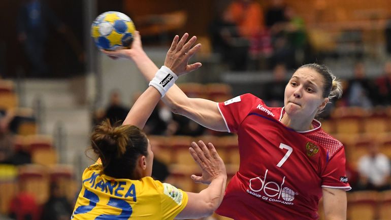 Среда. Хельсинборг. Румыния - Россия - 22:17. Дарья ДМИТРИЕВА (№7) и Оана МАНЕА. Фото AFP Среда. Хельсинборг. Румыния - Россия - 22:17. Дарья ДМИТРИЕВА (№7) и Оана МАНЕА. Фото AFP