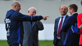 Главный тренер сборной России Станислав ЧЕРЧЕСОВ, первый вице-президент РФС Никита СИМОНЯН и президент РФПЛ Сергей ПРЯДКИН.