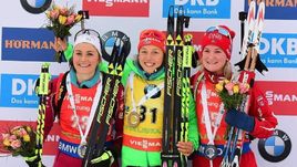 Победительница спринта в Поклюке Лаура ДАЛЬМАЙЕР (в центре), Жюстин БРЕЗА (слева) и Марта ОЛЬСБУ.