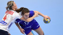 Пятница. Хельсинборг. Норвегия – Россия – 23:21. Анна ВЯХИРЕВА (справа) в борьбе за мяч с Вероникой КРИСТИАНСЕН.
