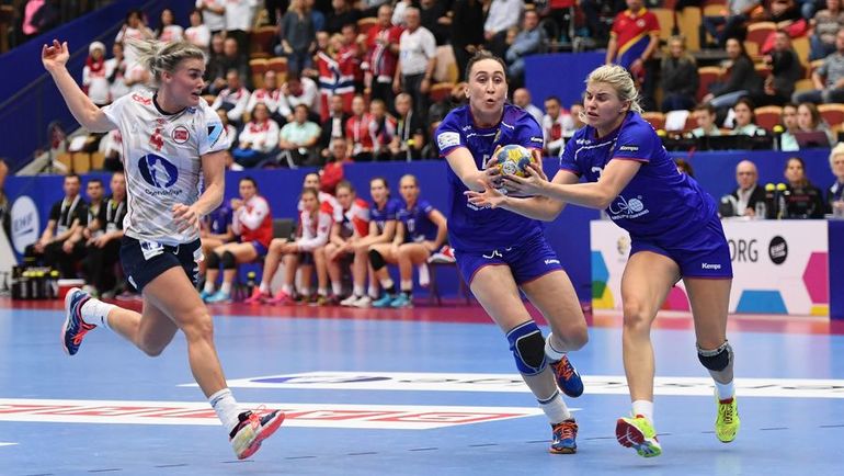 Пятница. Хельсинборг. Норвегия - Россия - 23:21. Кристина КОЖОКАРЬ (справа) и Людмила ПОСТНОВА в борьбе с Вероникой КРИСТИАНСЕН. Фото AFP Пятница. Хельсинборг. Норвегия - Россия - 23:21. Кристина КОЖОКАРЬ (справа) и Людмила ПОСТНОВА в борьбе с Вероникой КРИСТИАНСЕН. Фото AFP