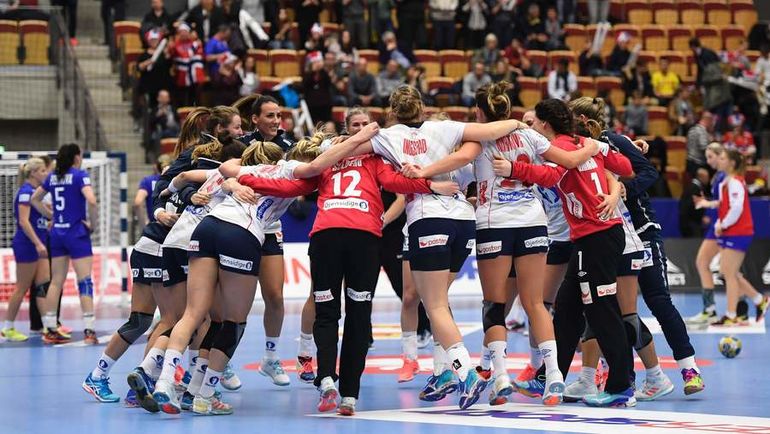 Пятница. Хельсинборг. Норвегия - Россия - 23:21. Игроки сборной Норвегии празднуют победу. Фото AFP Пятница. Хельсинборг. Норвегия - Россия - 23:21. Игроки сборной Норвегии празднуют победу. Фото AFP