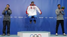 15 февраля 2014 года. Сочи. Радость олимпийского чемпиона Александра ТРЕТЬЯКОВА (в центре) и грусть серебряного призера Мартинса ДУКУРСА (слева) и обладателя бронзы американца Мэттью АНТУАНА.