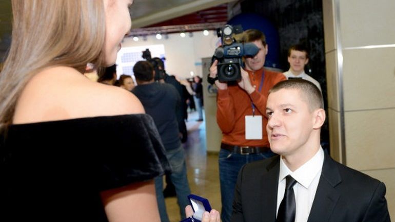 Александр СУХОРУКОВ делает предложение руки и сердца Маргарите МАМУН. Фото Наталья ПАХАЛЕНКО ОКР Александр СУХОРУКОВ делает предложение руки и сердца Маргарите МАМУН. Фото Наталья ПАХАЛЕНКО ОКР