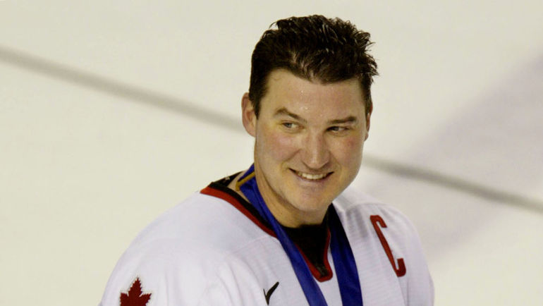 2002 год. Сол-Лейк-Сити. Капитан сборной Канады Марио ЛЕМЬЕ с золотой медалью. Фото REUTERS 2002 год. Сол-Лейк-Сити. Капитан сборной Канады Марио ЛЕМЬЕ с золотой медалью. Фото REUTERS