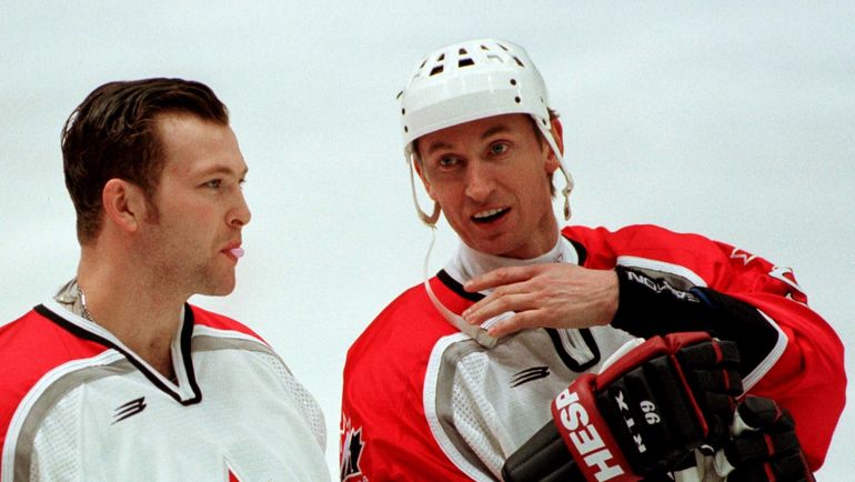 1998 год. Нагано. Уэйн ГРЕТЦКИ (справа) и Мартин БРОДЕР. Фото REUTERS 1998 год. Нагано. Уэйн ГРЕТЦКИ (справа) и Мартин БРОДЕР. Фото REUTERS
