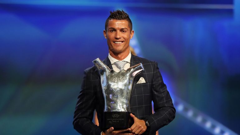 Криштиану РОНАЛДУ с наградой лучшему игроку Европы. Фото AFP Криштиану РОНАЛДУ с наградой лучшему игроку Европы. Фото AFP