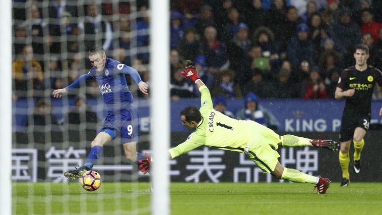 Так Джейми ВАРДИ провел третий гол на 78-й минуте. Фото REUTERS Так Джейми ВАРДИ провел третий гол на 78-й минуте. Фото REUTERS