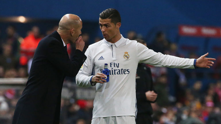 КРИШТИАНУ РОНАЛДУ (справа) и Зинедин ЗИДАН. Фото REUTERS КРИШТИАНУ РОНАЛДУ (справа) и Зинедин ЗИДАН. Фото REUTERS