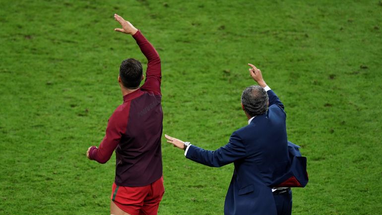 Вот так рядом КРИШТИАНУ РОНАЛДУ с ФЕРНАНДУ САНТУШЕМ руководил сборной Португалии после травмы в финале Euro-2016. Фото AFP Вот так рядом КРИШТИАНУ РОНАЛДУ с ФЕРНАНДУ САНТУШЕМ руководил сборной Португалии после травмы в финале Euro-2016. Фото AFP