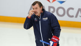 Вторник. Москва. Главный тренер Олег ЗНАРОК на тренировке.