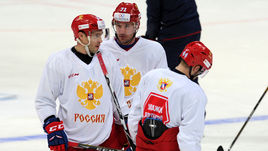 Вторник. Москва. Павел ДАЦЮК (слева), Илья КОВАЛЬЧУК (в центре) и Егор ЯКОВЛЕВ на тренировке сборной России.