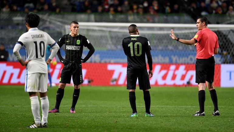 Виктор КОШШОИ останавливает игру... Фото AFP Виктор КОШШОИ останавливает игру... Фото AFP