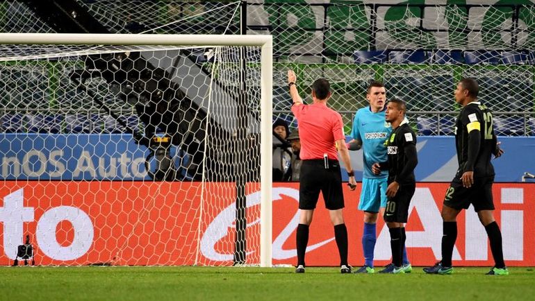 ..и принимает решение назначить пенальти. Фото AFP ..и принимает решение назначить пенальти. Фото AFP
