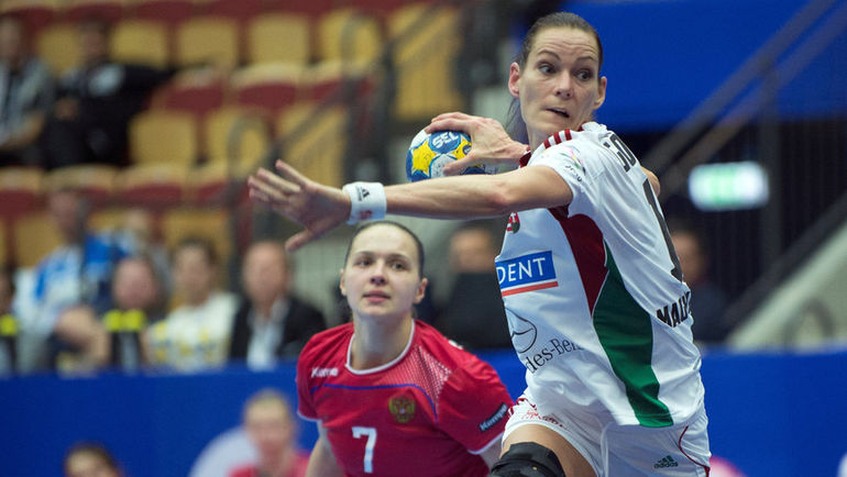 Россиянка Дарья ДМИТРИЕВА (7) наблюдает за броском венгерки Аниты ГОРБИЦ. Фото REUTERS Россиянка Дарья ДМИТРИЕВА (7) наблюдает за броском венгерки Аниты ГОРБИЦ. Фото REUTERS