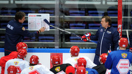 Вторник. Москва. Олег ЗНАРОК (справа) и Харийс ВИТОЛИНЬШ проводят занятие для хоккеистов сборной России.