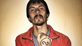 Андрей ДМИТРИЕВ с рисунком на руке, который символизирует честную борьбу в легкой атлетике.