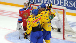 Сегодня. Москва. Швеция - Россия 3:1. Хоккеисты шведской команды забрасывают вторую шайбу в ворота Ильи СОРОКИНА.