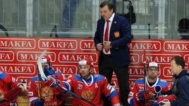 Четверг. Москва. Россия - Швеция - 1:3. Ни главный тренер Олег ЗНАРОК, ни вернувшийся в сборную спустя год Илья КОВАЛЬЧУК (в центре) от матча со шведами не получили положительных эмоций.