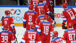 Вчера. Москва. Швеция - Россия - 3:1. Российские хоккеисты покидают лед после поражения.