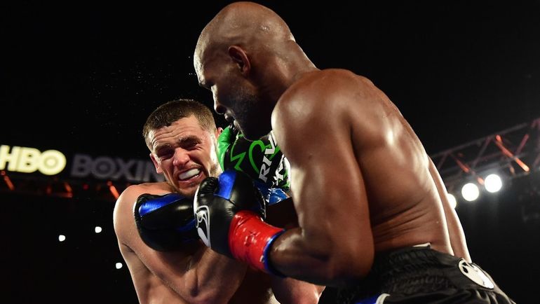 Джо СМИТ (слева) и Бернард ХОПКИНС. Фото AFP Джо СМИТ (слева) и Бернард ХОПКИНС. Фото AFP