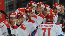Сегодня. Москва. Россия – Финляндия – 4:3. Илья КОВАЛЬЧУК (№71) принимает поздравления от партнеров.