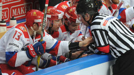 Сегодня. Москва. Россия - Финляндия - 4:3. Павел ДАЦЮК (№13) и Илья КОВАЛЬЧУК общаются с рефери.