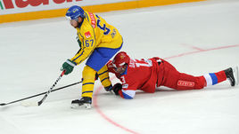 Четверг. Москва. Швеция - Россия - 3:1. Шведский нападающий Линус УМАРК (слева) не только убегал от Павла ДАЦЮКА, но и своим острым языком разозлил главного тренера сборной России Олега Знарка.