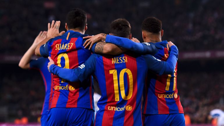 Луис СУАРЕС (9) принимает поздравления от своих партнеров. Фото AFP Луис СУАРЕС (9) принимает поздравления от своих партнеров. Фото AFP